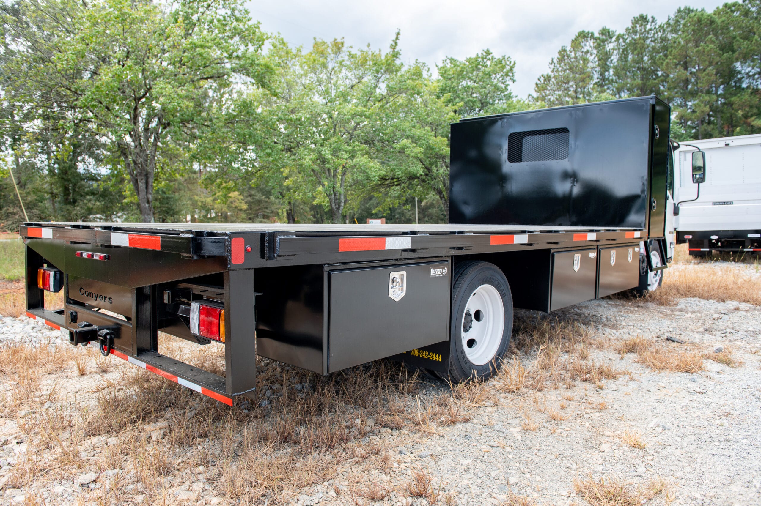 Flat bed truck